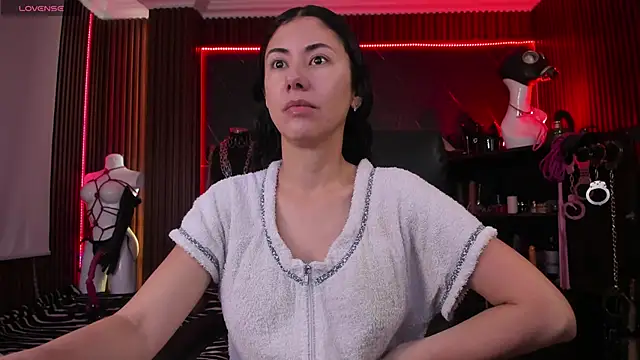 XiaQueen online show from December 5, 11:20 am