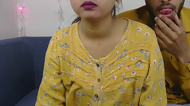 Snapshot of Queen_Couple chatting on March 23, 5:00 am Queen Couple online show from March 23, 5:00 am