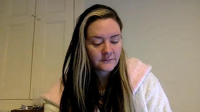 Snapshot of AureliaXOX chatting on February 12, 9:20 am AureliaXOX online show from February 12, 9:20 am