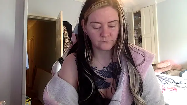 Snapshot of AureliaXOX chatting on February 5, 1:44 pm AureliaXOX online show from February 5, 1:44 pm