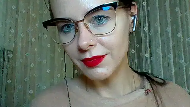 Snapshot of LuminousLady chatting on March 20, 12:40 am LuminousLady online show from March 20, 12:40 am