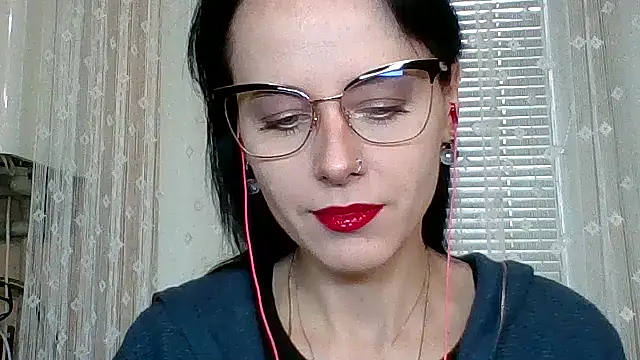 Snapshot of LuminousLady chatting on November 5, 10:40 am LuminousLady online show from November 5, 10:40 am