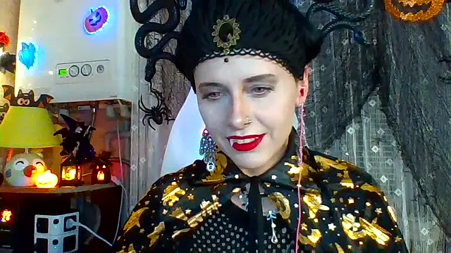 Snapshot of LuminousLady chatting on October 31, 6:26 pm LuminousLady online show from October 31, 6:26 pm