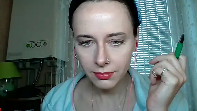 Snapshot of LuminousLady chatting on October 27, 8:26 am LuminousLady online show from October 27, 8:26 am