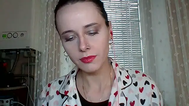 Snapshot of LuminousLady chatting on November 9, 11:25 am LuminousLady online show from November 9, 11:25 am