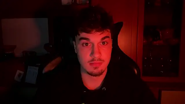 Snapshot of NaplesGuy04 chatting on February 16, 10:33 pm NaplesGuy04 online show from February 16, 10:33 pm