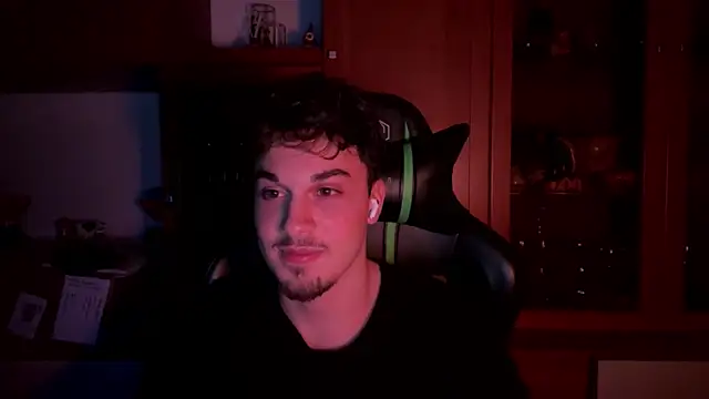 Snapshot of NaplesGuy04 chatting on February 19, 10:42 pm NaplesGuy04 online show from February 19, 10:42 pm