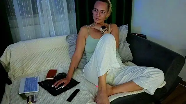 SweetAnia  online show from May 9, 8:01 pm