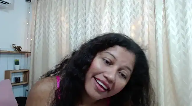 Snapshot of VictoraDelReal chatting on February 4, 12:19 am VictoraDelReal online show from February 4, 12:19 am