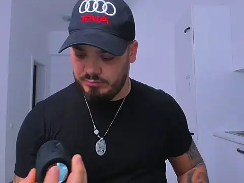 Snapshot of ZackMasterss chatting on November 18, 12:59 am ZackMasterss online show from November 18, 12:59 am