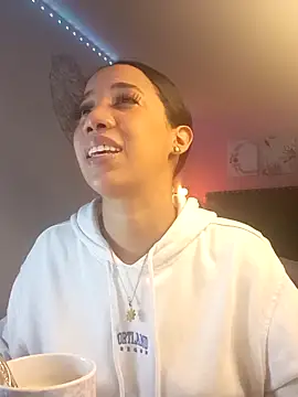 SallyWhitee online show from March 24, 5:18 am