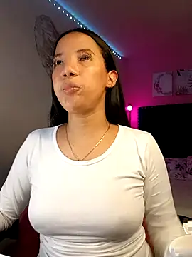 SallyWhitee online show from April 17, 5:10 am