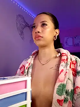 SallyWhitee online show from May 23, 5:17 am