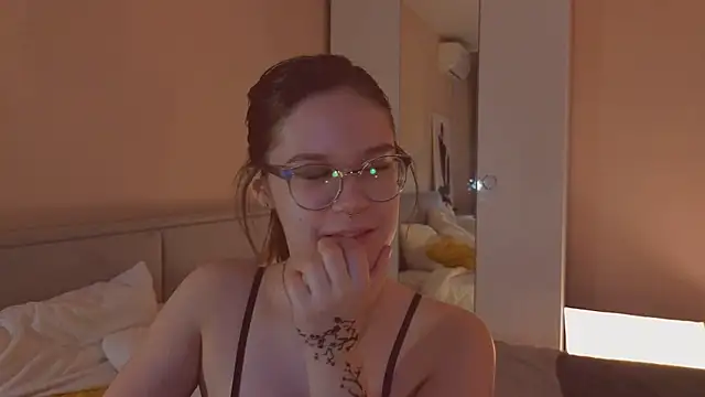 Mia Luw online show from February 6, 3:57 am