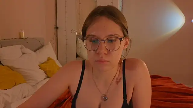 Snapshot of Mia_Luw chatting on December 14, 10:10 am Mia Luw online show from December 14, 10:10 am