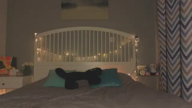 Mia Luw online show from April 4, 7:31 pm