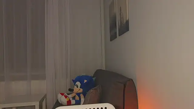 Mia Luw online show from April 5, 5:08 pm