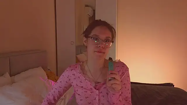 Mia Luw online show from February 7, 12:40 am