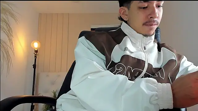 ISAAC CRYSTON online show from November 28, 8:31 pm