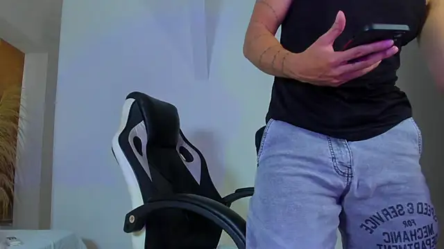 ISAAC CRYSTON online show from November 30, 9:26 pm