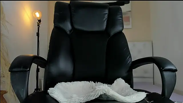 ISAAC CRYSTON online show from November 29, 8:53 pm