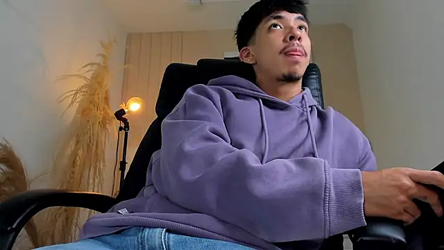 ISAAC CRYSTON online show from December 3, 7:46 pm