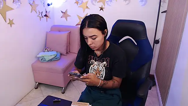 Snapshot of julieta_fn chatting on June 18, 1:49 pm julieta fn online show from June 18, 1:49 pm