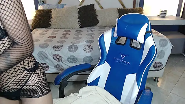 Snapshot of julieta_fn chatting on March 15, 2:14 am julieta fn online show from March 15, 2:14 am