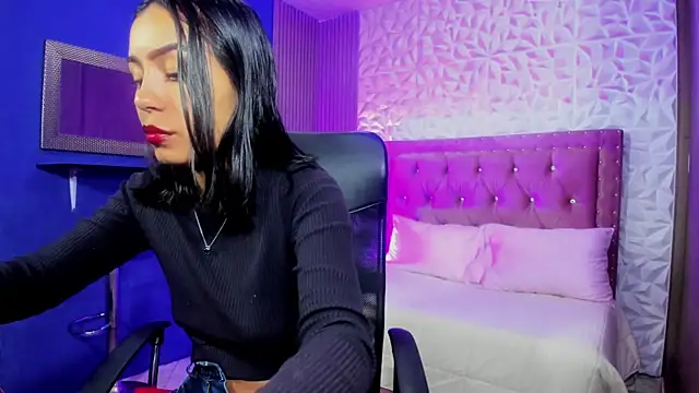 Snapshot of julieta_fn chatting on June 3, 2:33 pm julieta fn online show from June 3, 2:33 pm