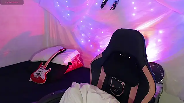 Snapshot of alaia_sweetxxx chatting on December 16, 12:59 am alaia sweetxxx online show from December 16, 12:59 am