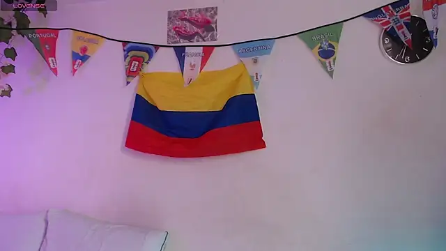Snapshot of alaia_sweetxxx chatting on July 4, 7:40 pm alaia sweetxxx online show from July 4, 7:40 pm