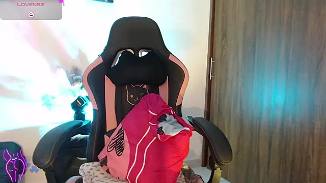 Snapshot of alaia_sweetxxx chatting on November 12, 1:10 am alaia sweetxxx online show from November 12, 1:10 am