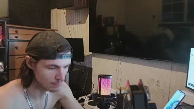 Snapshot of nuttyking2022 chatting on February 8, 1:25 am nuttyking2022 online show from February 8, 1:25 am