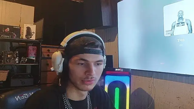 Snapshot of nuttyking2022 chatting on February 4, 7:36 am nuttyking2022 online show from February 4, 7:36 am