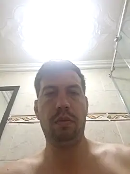 Snapshot of reyarturs13 chatting on February 22, 4:40 am reyarturs13 online show from February 22, 4:40 am