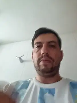 Snapshot of reyarturs13 chatting on February 14, 6:29 pm reyarturs13 online show from February 14, 6:29 pm