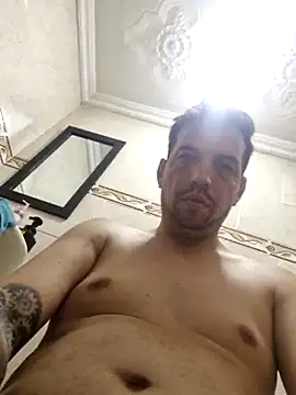 Snapshot of reyarturs13 chatting on February 8, 10:40 pm reyarturs13 online show from February 8, 10:40 pm