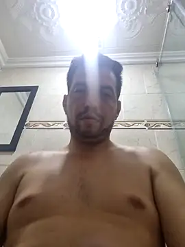 Snapshot of reyarturs13 chatting on February 5, 4:06 am reyarturs13 online show from February 5, 4:06 am