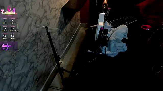 IVISBOUNCYASS online show from December 15, 12:33 pm