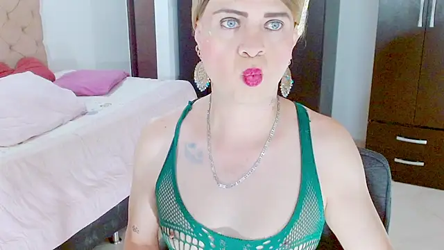 Snapshot of Dolldirtyxxx chatting on July 11, 4:57 am Dolldirtyxxx online show from July 11, 4:57 am