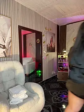 Snapshot of Madissonlove_1 chatting on June 4, 12:26 am Madissonlove 1 online show from June 4, 12:26 am