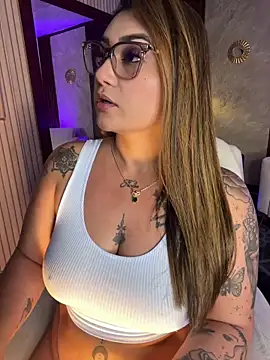 Snapshot of Madissonlove_1 chatting on June 14, 10:33 pm Madissonlove 1 online show from June 14, 10:33 pm