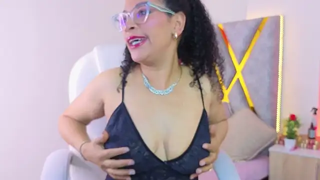 Cintiia Holmes online show from March 31, 1:07 am
