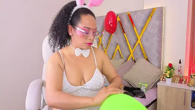Cintiia Holmes online show from April 2, 10:49 pm