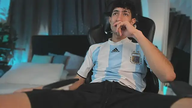 NovaaWheler online show from April 6, 9:05 pm