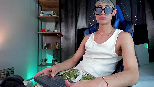 NovaaWheler online show from December 19, 8:33 pm