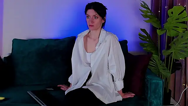 roxy riot  online show from February 15, 1:31 am