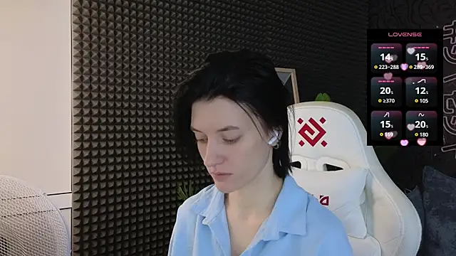 Snapshot of roxy_riot_ chatting on December 14, 3:02 am roxy riot online show from December 14, 3:02 am