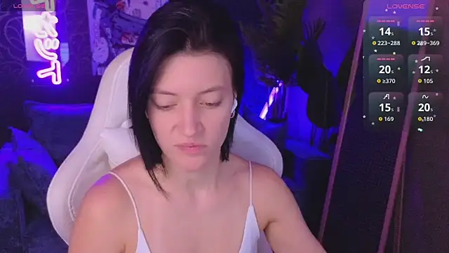 roxy riot  online show from April 4, 1:34 am