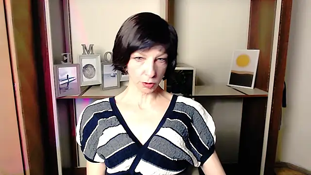 Snapshot of _AngeliaFlow_ chatting on October 2, 6:39 am AngeliaFlow online show from October 2, 6:39 am